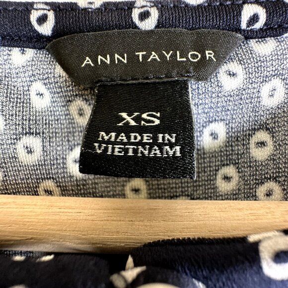 Ann Taylor Women's Blouse XS Sleeveless Navy Blue White Polka Dot Classic Preppy - Picture 4 of 8